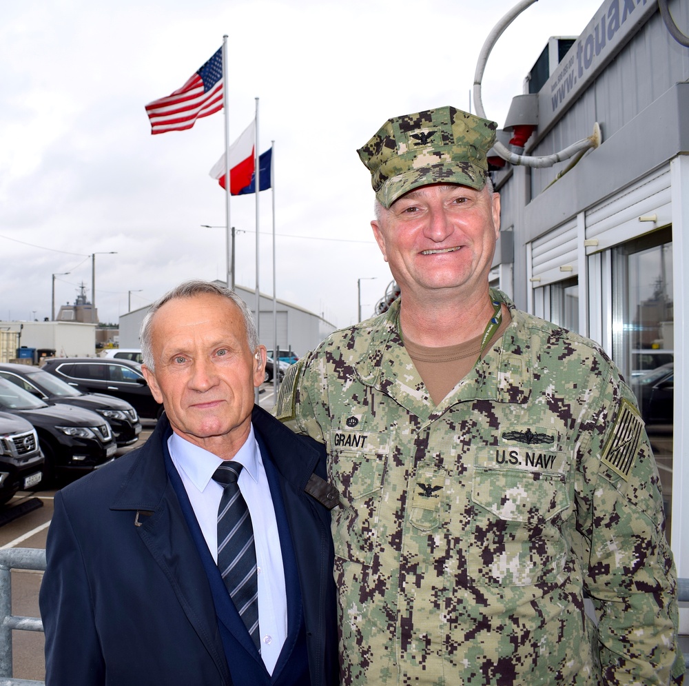 U.S. Navy hosts former Polish base commander