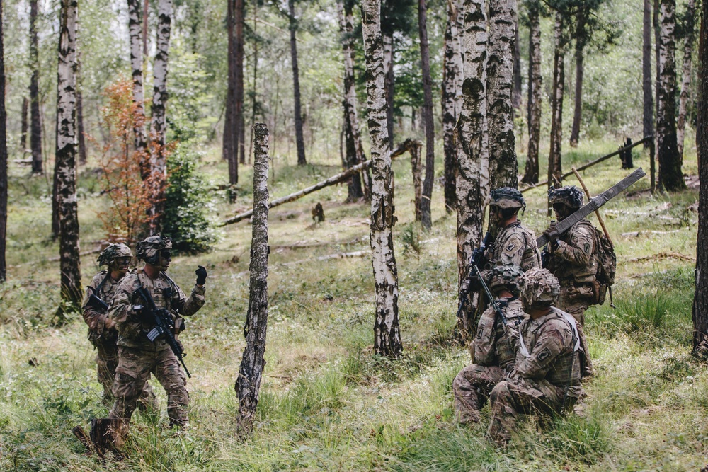 DVIDS - Images - Soldiers move towards objective [Image 3 of 13]