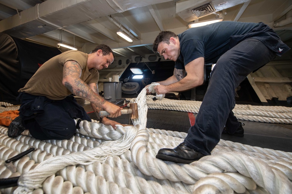 U.S. Sailors splice mooring lines