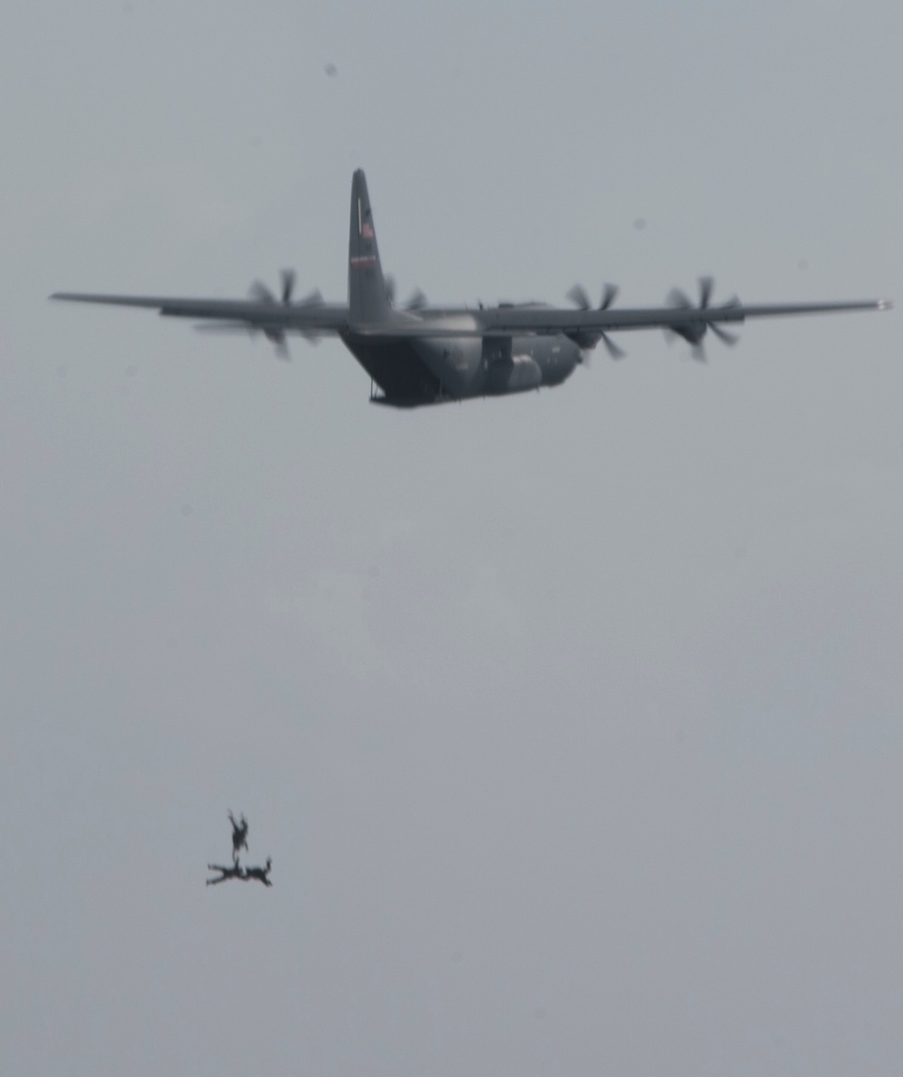 75th EAS &amp; 82nd ERQS Conduct Jump Training