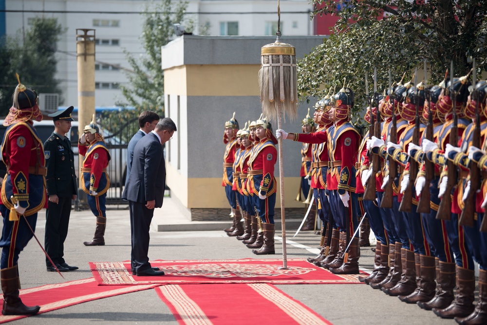 SD meets with Mongolian Minister of Defense