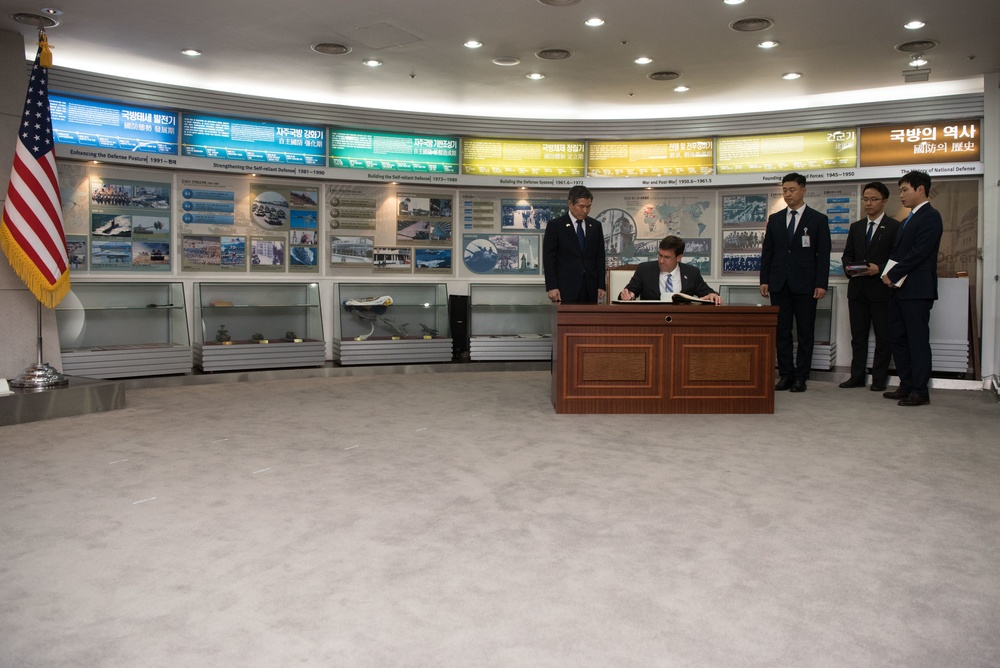 SD meets with Korean Minister of Defense