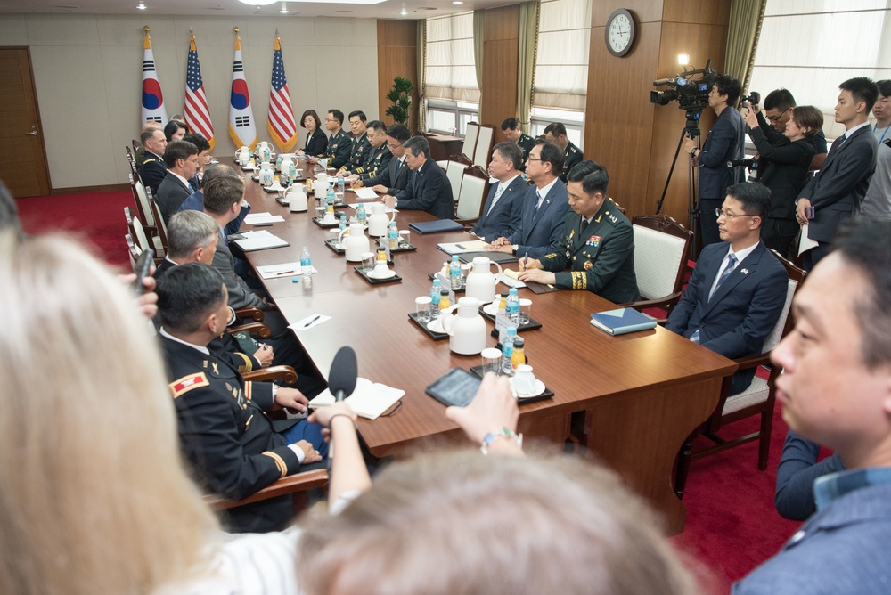 SD meets with Korean Minister of Defense