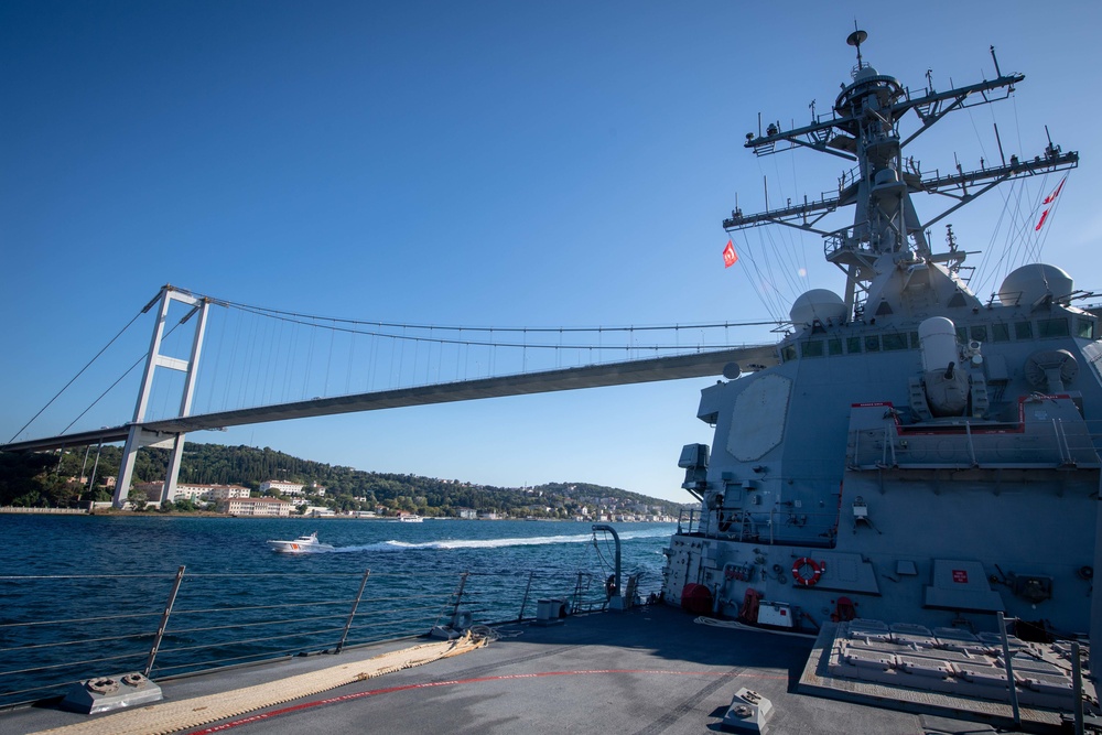 USS Porter (DDG 78) transits Bosphorus Strait