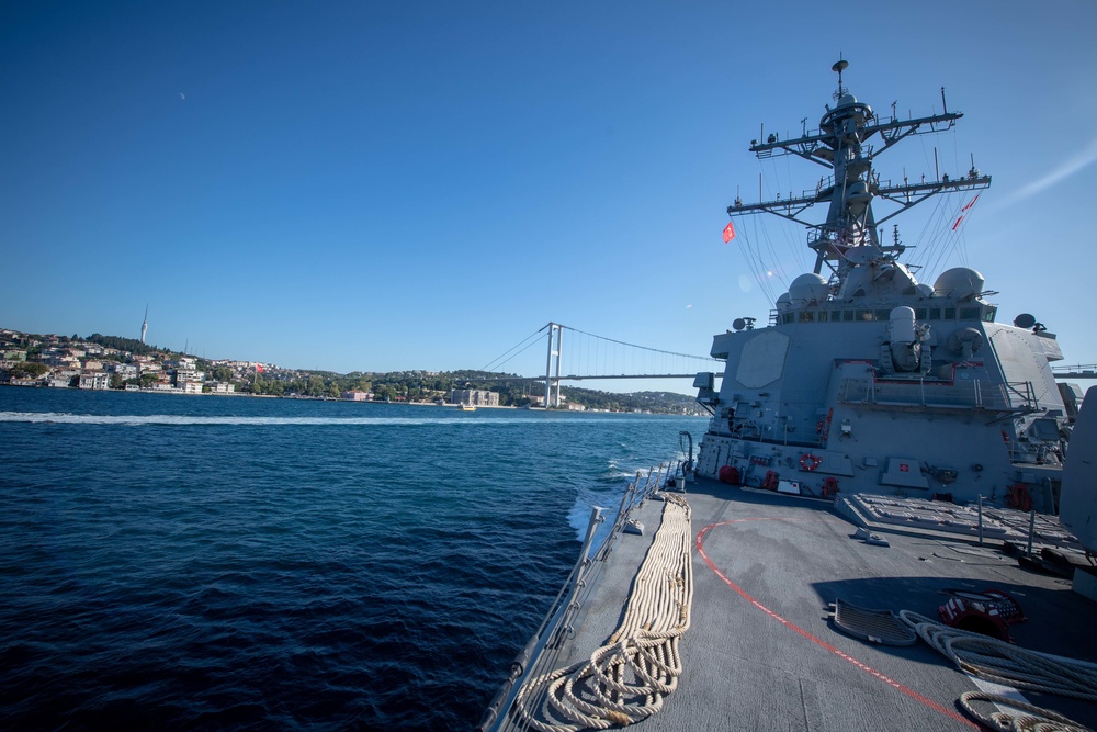 USS Porter (DDG 78) transits Bosphorus Strait