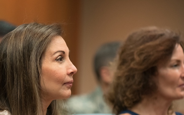 Air Guard Director presents DSM to Kentucky general