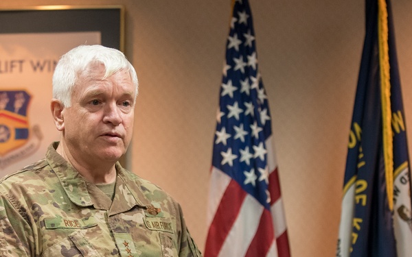 Air Guard Director presents DSM to Kentucky general