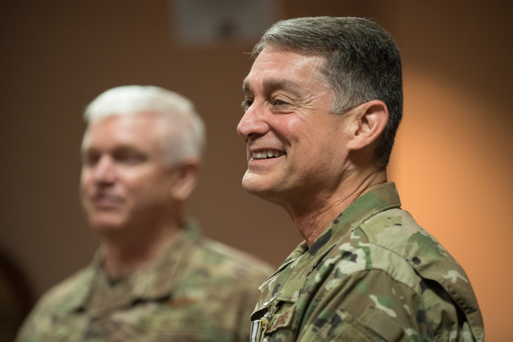 Air Guard Director presents DSM to Kentucky general