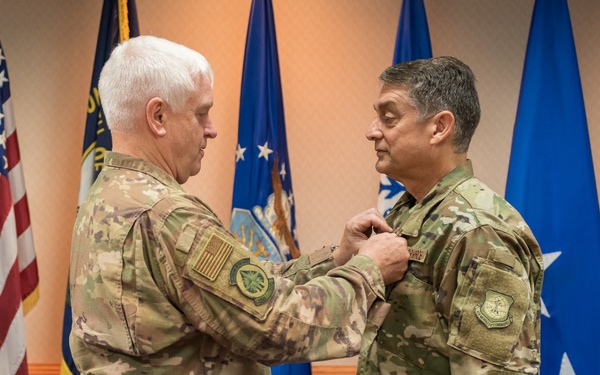 Air Guard Director presents DSM to Kentucky general