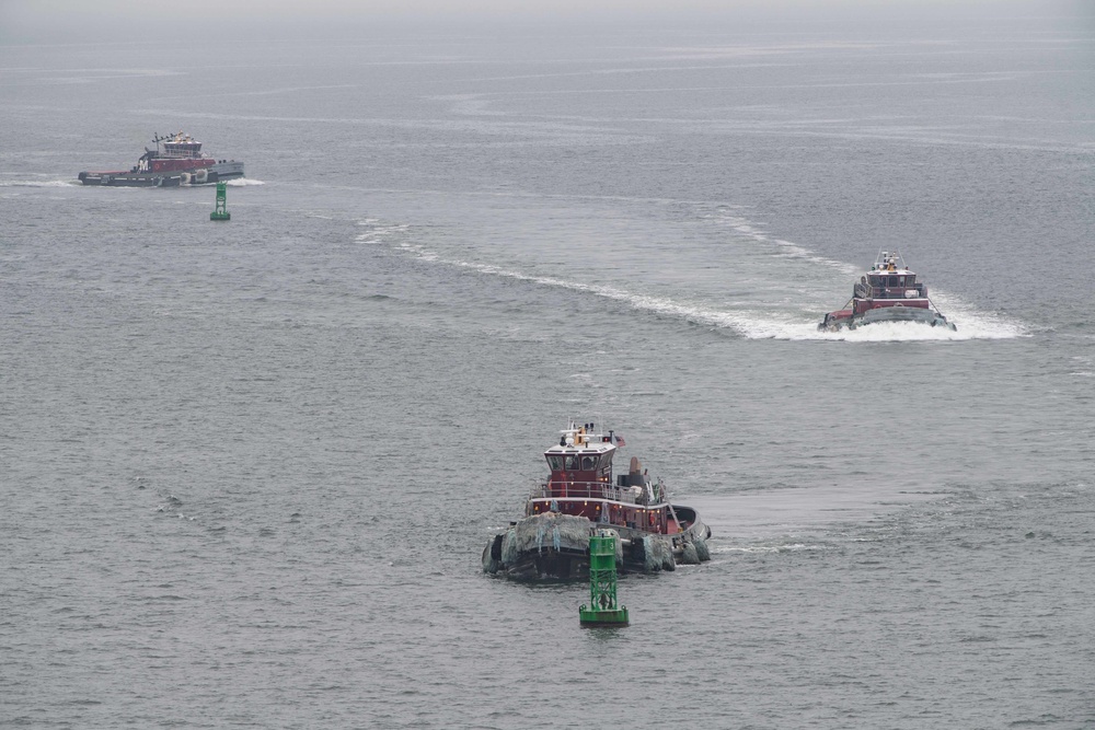 Tugboats approach the aircraft carrier USS John C. Stennis (CVN 74)