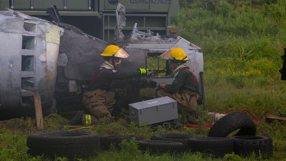 ARFF Marines train in aircraft recovery