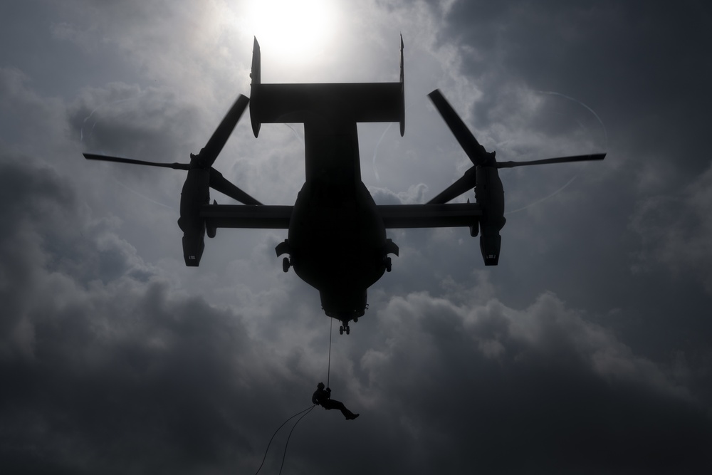 U.S. Marines, Soldiers conduct helicopter rope suspension technique training