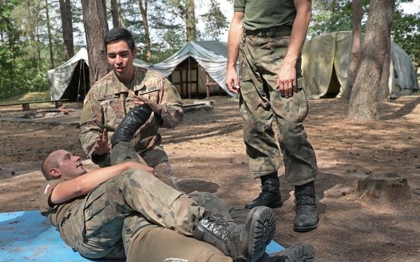 U.S. Soldiers train Poland's future defenders