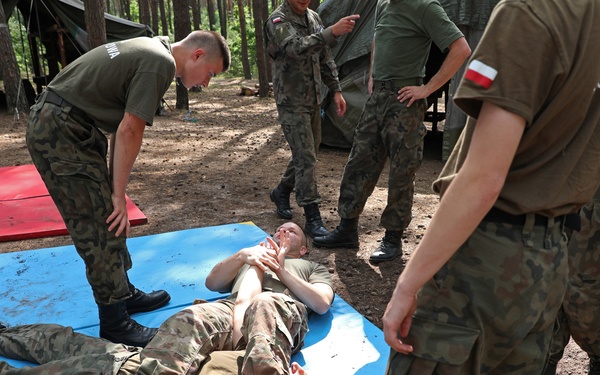 U.S. Soldiers train Poland's future defenders