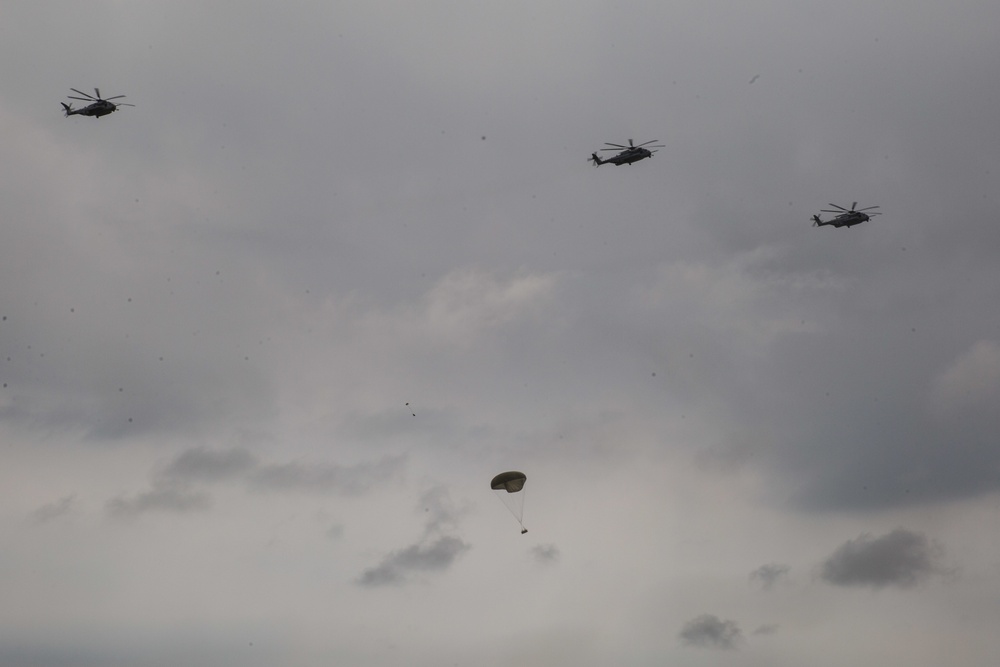 31st MEU conducts long-range raid, airfield seizure