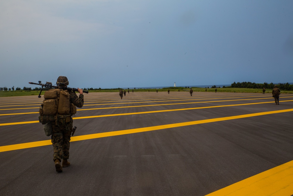 31st MEU conducts long-range raid, airfield seizure