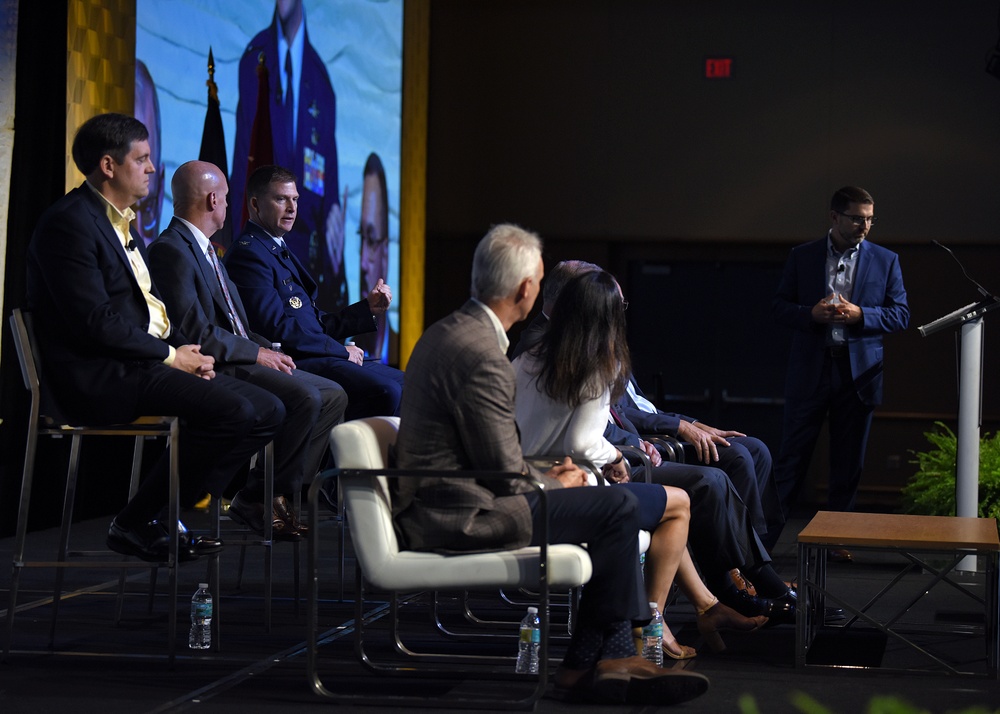 Intelligence community chief information officers discuss diverse topics at DoDIIS Worldwide Conference