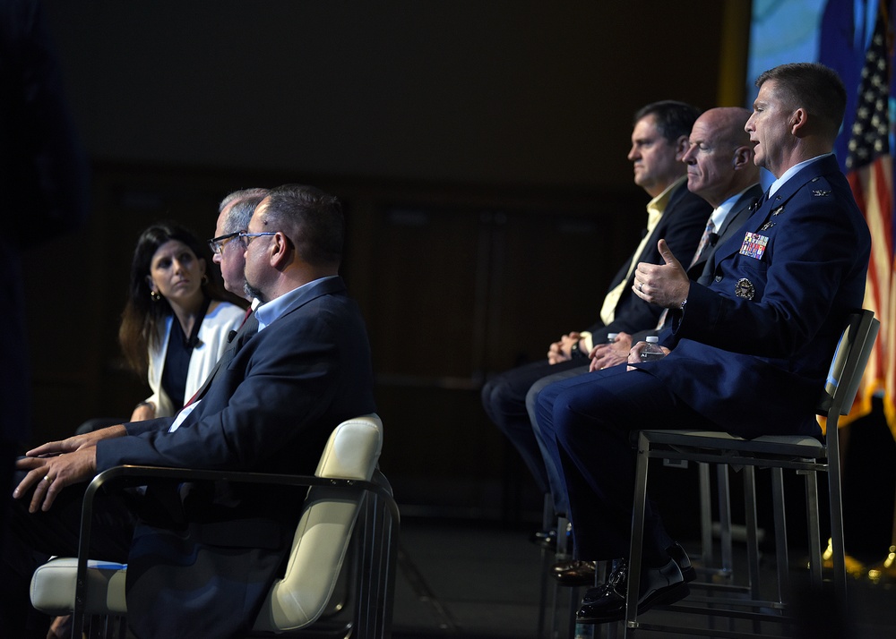 Intelligence community chief information officers discuss diverse topics at DoDIIS Worldwide Conference