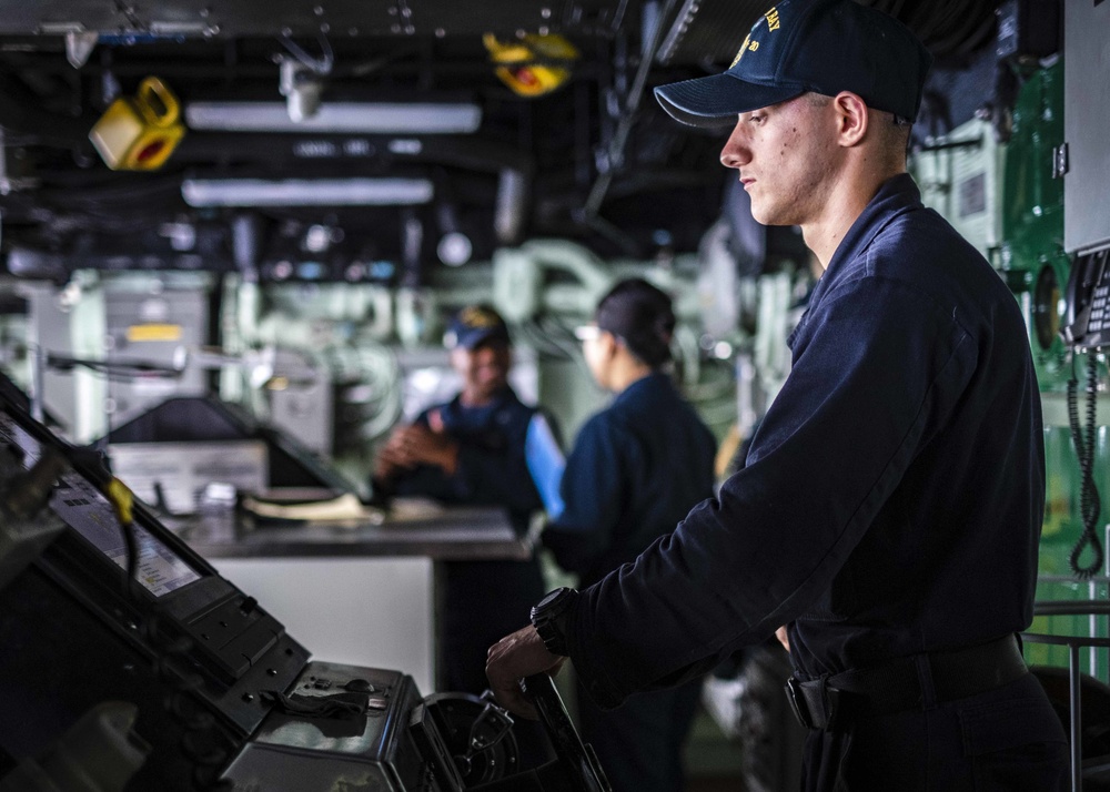 Sailors stand bridge watch aboard USS Green Bay