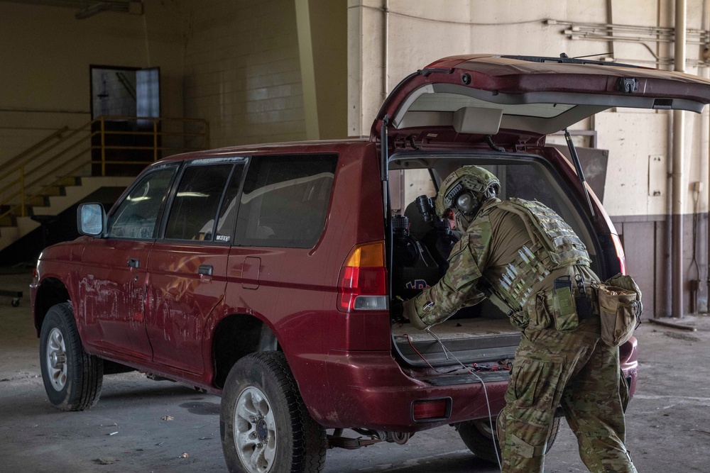 EODMU-5, Australian Clearance Diving Team One conduct knowledge exchange during HYDRACRAB