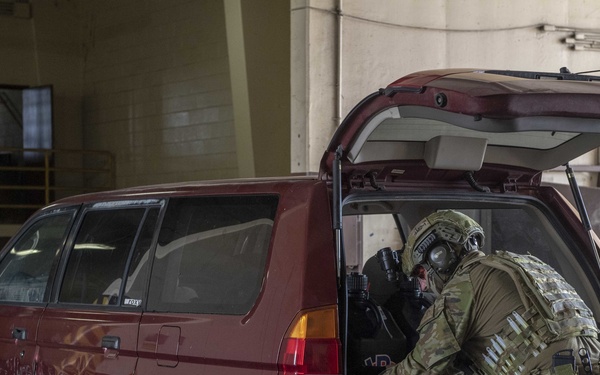 EODMU-5, Australian Clearance Diving Team One conduct knowledge exchange during HYDRACRAB