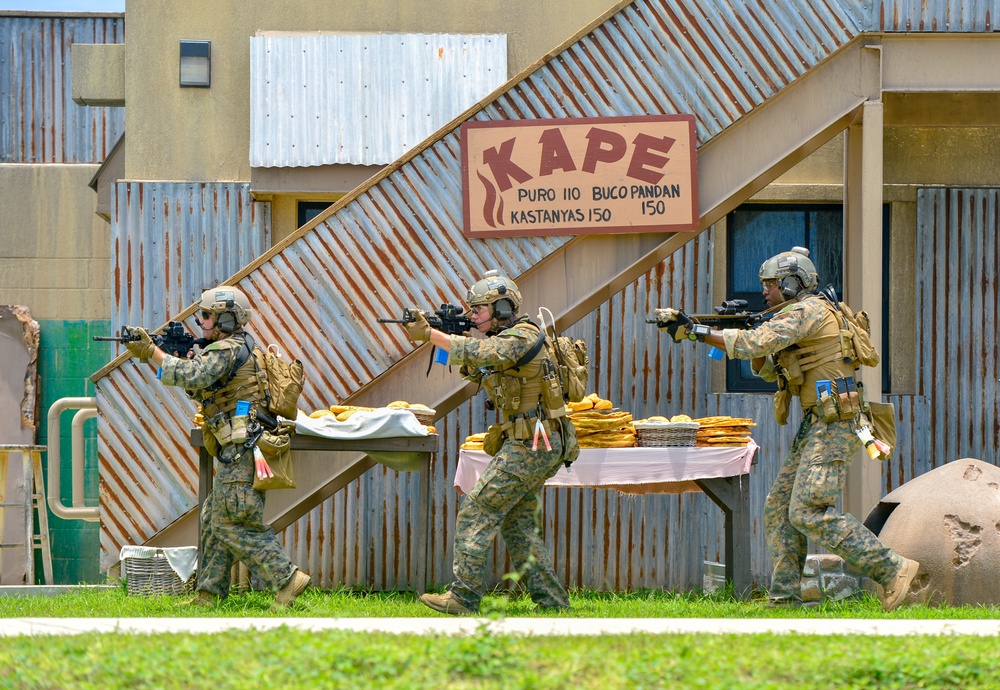 III MEF Force Reconnaissance Company conduct limited scale raid at EODMU-5 Compound during HYRDACRAB 2019