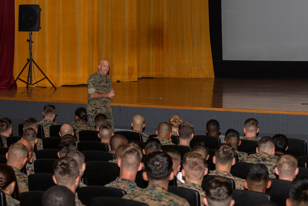 Commandant, Sergeant Major Of the Marine Corps visit MCIPAC and III MEF Marines