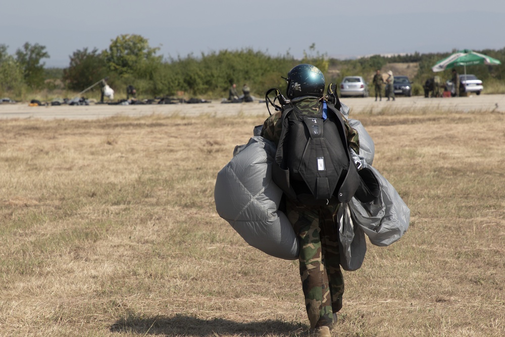 U.S. Army Soldiers conduct paradrop training with Bulgarian Special Forces