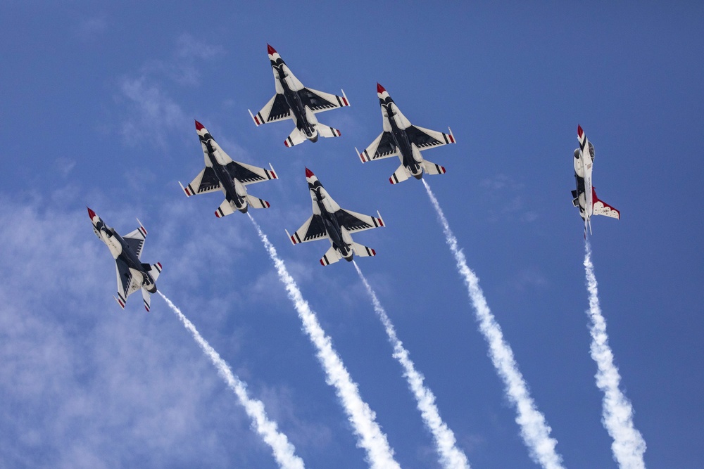 DVIDS - Images - Thunderbirds perform at Atlantic City Air Show [Image ...