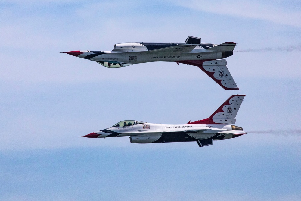 Thunderbirds perform at Atlantic City Air Show