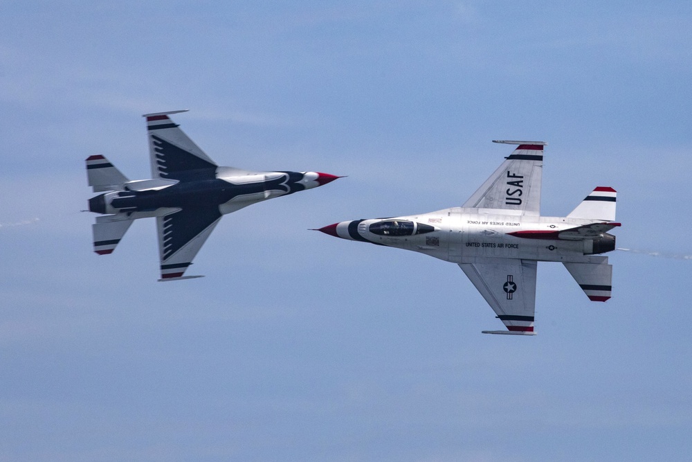 DVIDS Images Thunderbirds perform at Atlantic City Air Show [Image