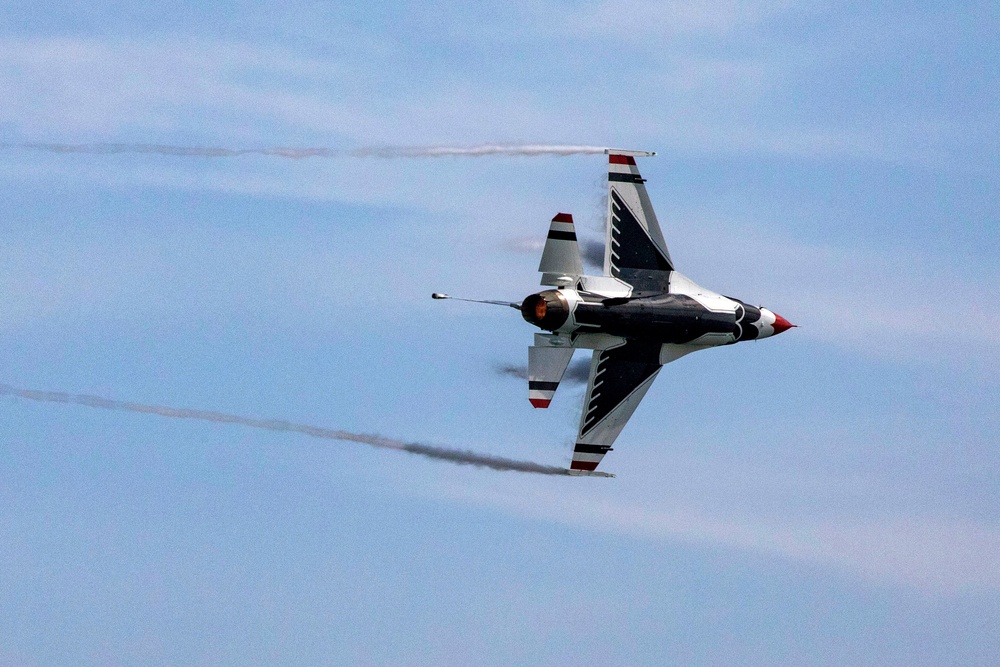 Thunderbirds perform at Atlantic City Air Show