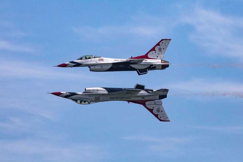 DVIDS Images Thunderbirds perform at Atlantic City Air Show [Image