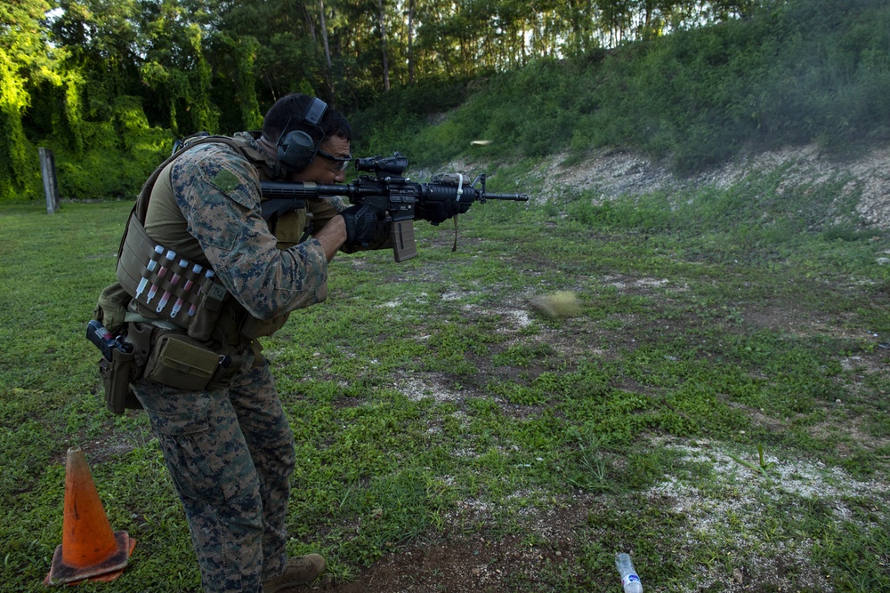 U.S. EODMU-5 Sailors, III MEF Marines conduct weapons familiarization live-fire demonstration during HYDRACRAB 2019
