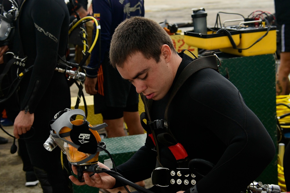 Navy Divers, partners conduct familiarization dive during UNITAS LX