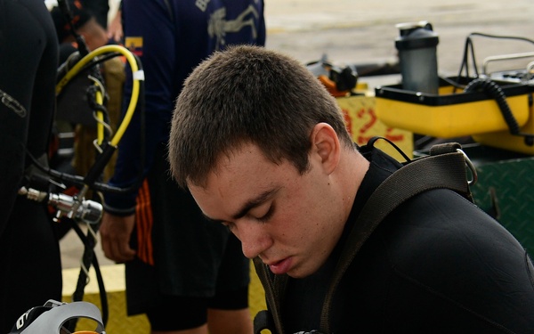 Navy Divers, partners conduct familiarization dive during UNITAS LX