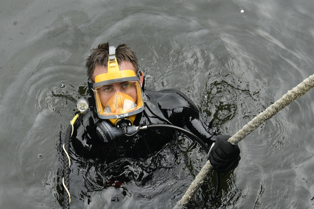 Navy Divers, partners conduct familiarization dive during UNITAS LX