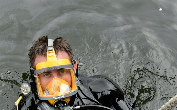 Navy Divers, partners conduct familiarization dive during UNITAS LX