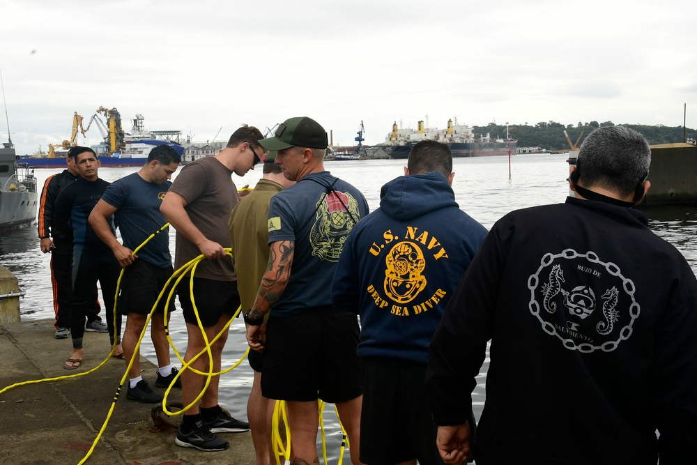 Navy Divers, partners conduct familiarization dive during UNITAS LX
