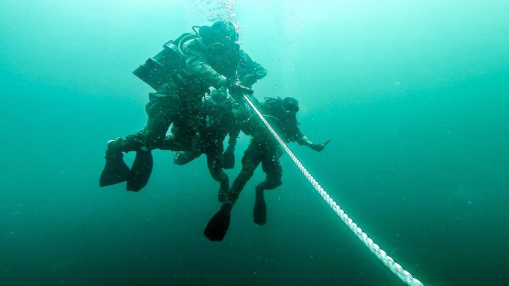 3rd Special Group (Airborne) conduct an open circuit dive on