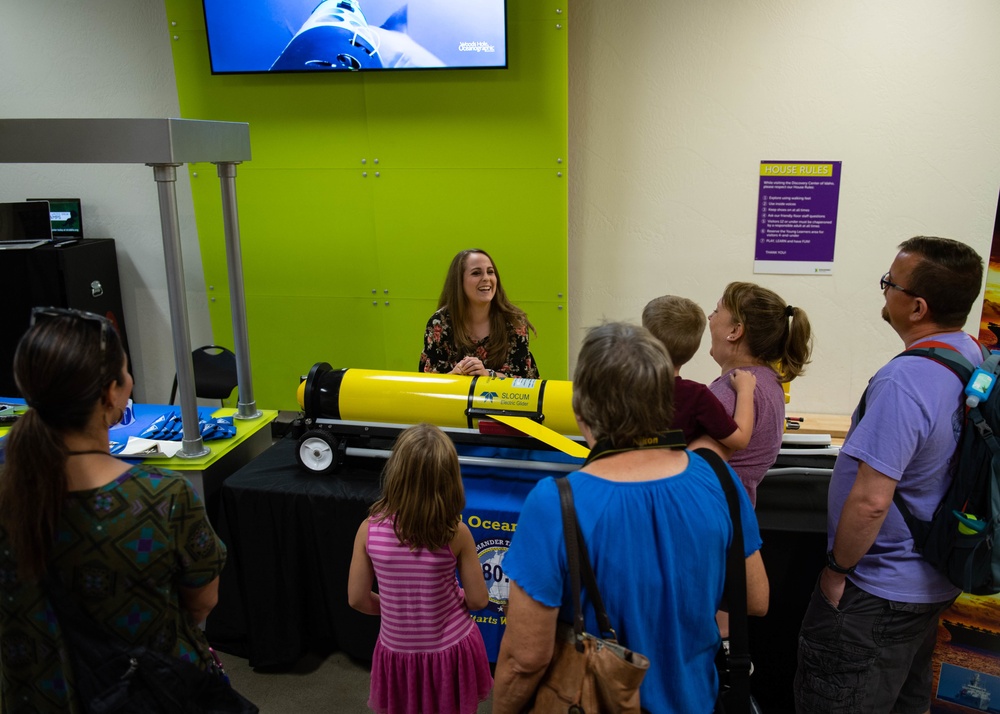 Naval Oceanography Interacts with Discovery Center of Idaho Visitors During Boise Navy Week