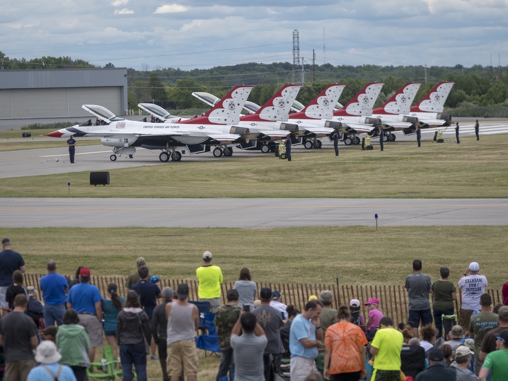 DVIDS Images Thunderbirds Inspire at Rochester International AIr