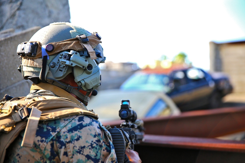 Marine Corps Warfighting Lab exeperiments with urban combat concepts