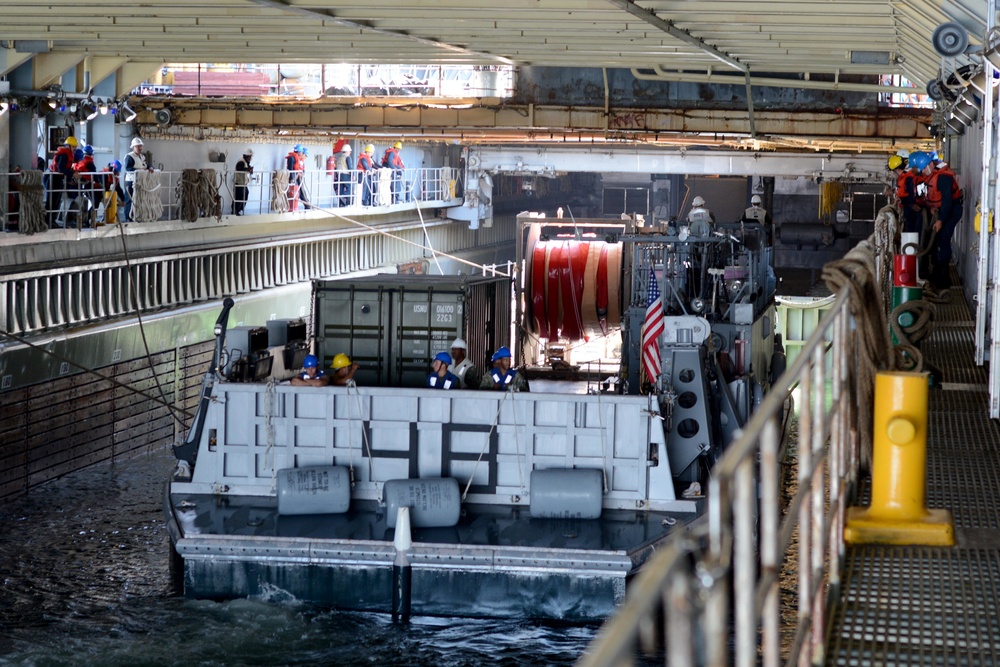 USS Comstock (LSD 45) Conducts LCU Operations