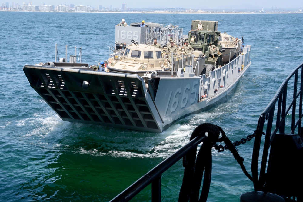 USS Comstock (LSD 45) Conducts LCU Operations