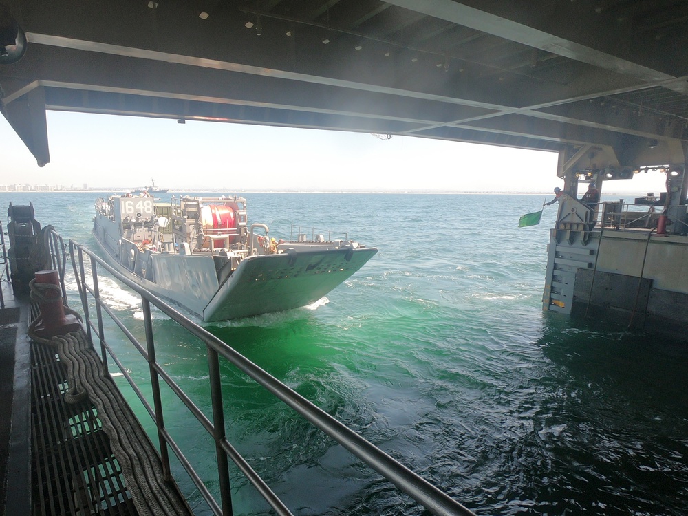 USS Comstock (LSD 45) Conducts LCU Operations