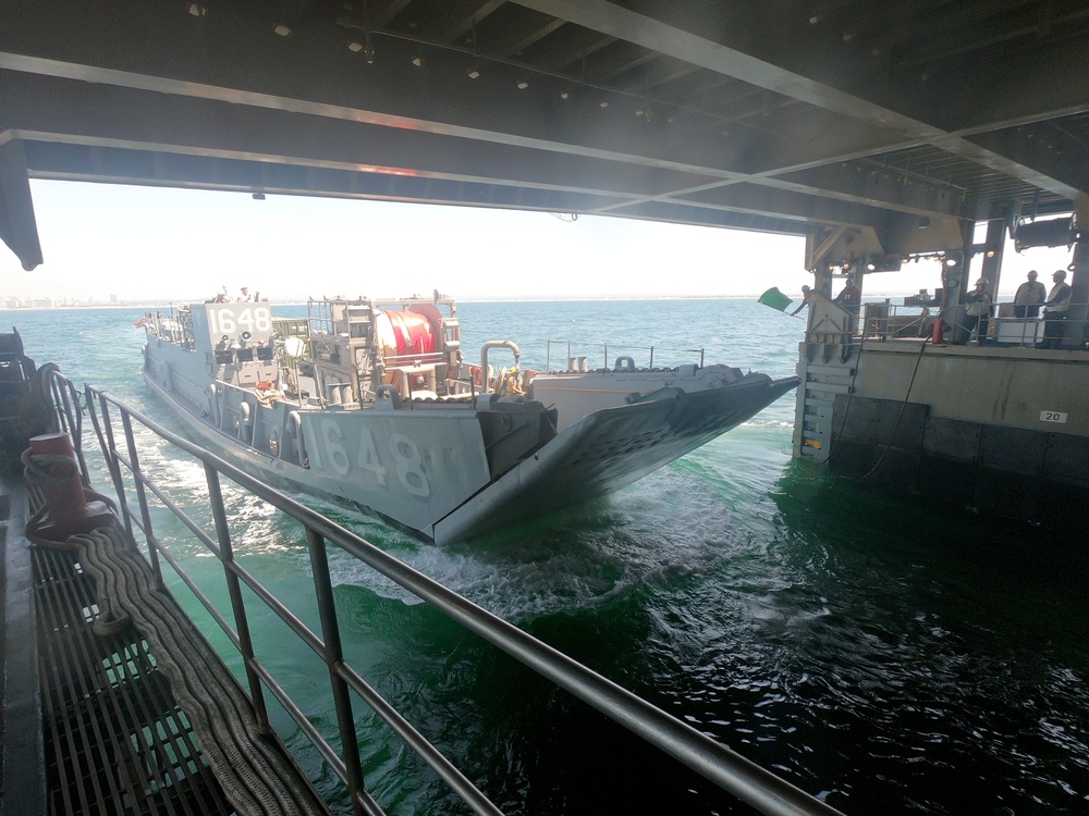 USS Comstock (LSD 45) Conducts LCU Operations