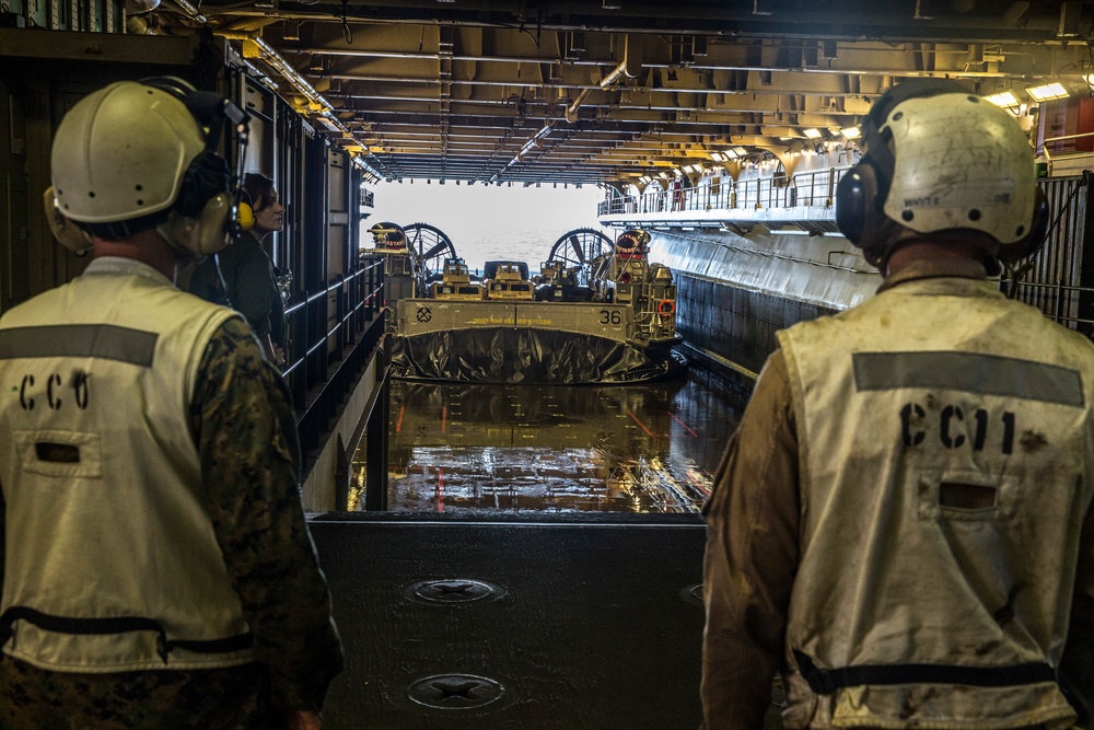 LCACs Offload Cargo On To USS Bataan During ARGMEUEX