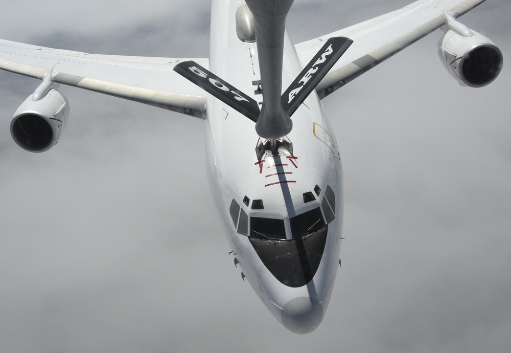 U.S. Navy E-6B refuels from KC-135R