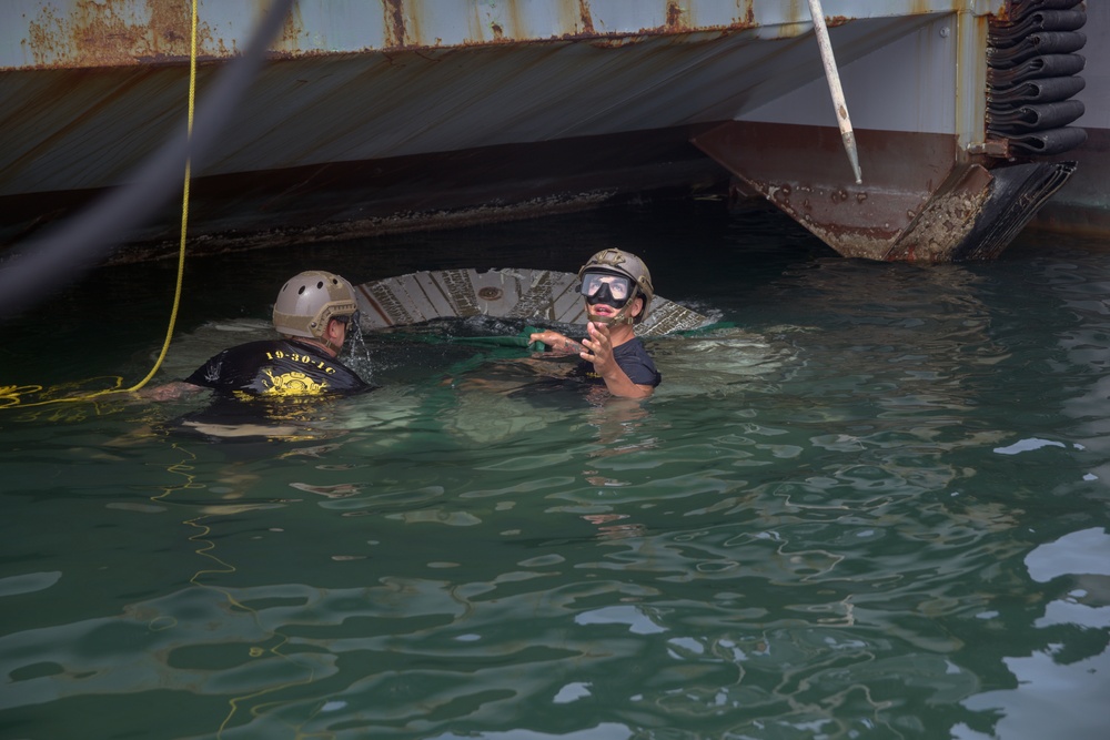 EODMU3 Divers Rig NASA Equipment to ACB-1 Craft